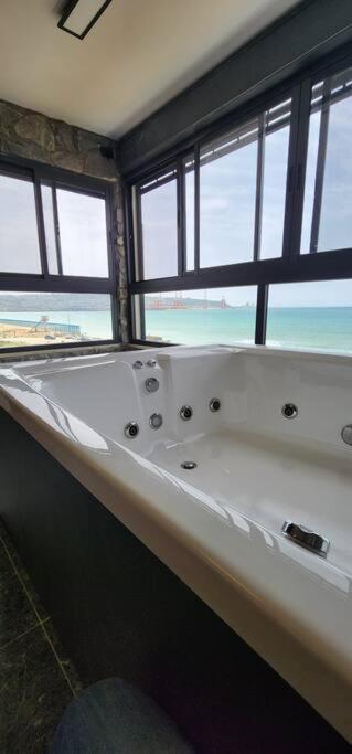 מבנים בים 75 Suites At Sea Haifa Eksteriør bilde