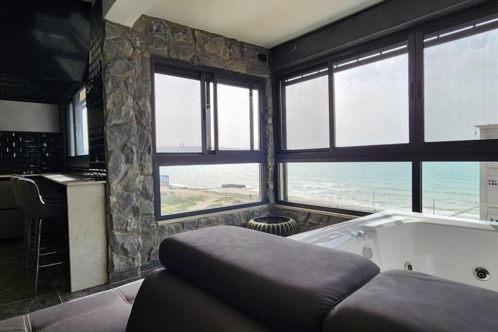 מבנים בים 75 Suites At Sea Haifa Eksteriør bilde